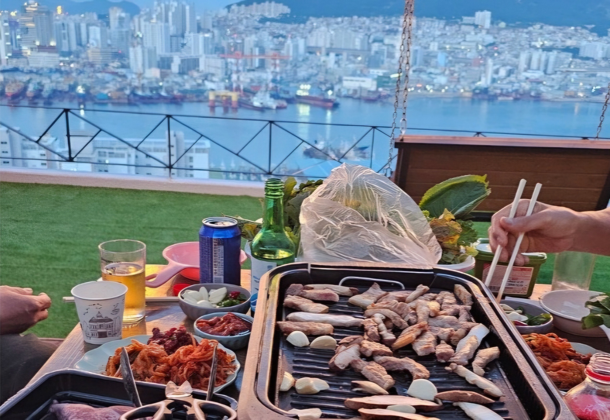 부산의야경맛집에서루프탑바베큐와노천자쿠지를 즐겨보세요.4인가족