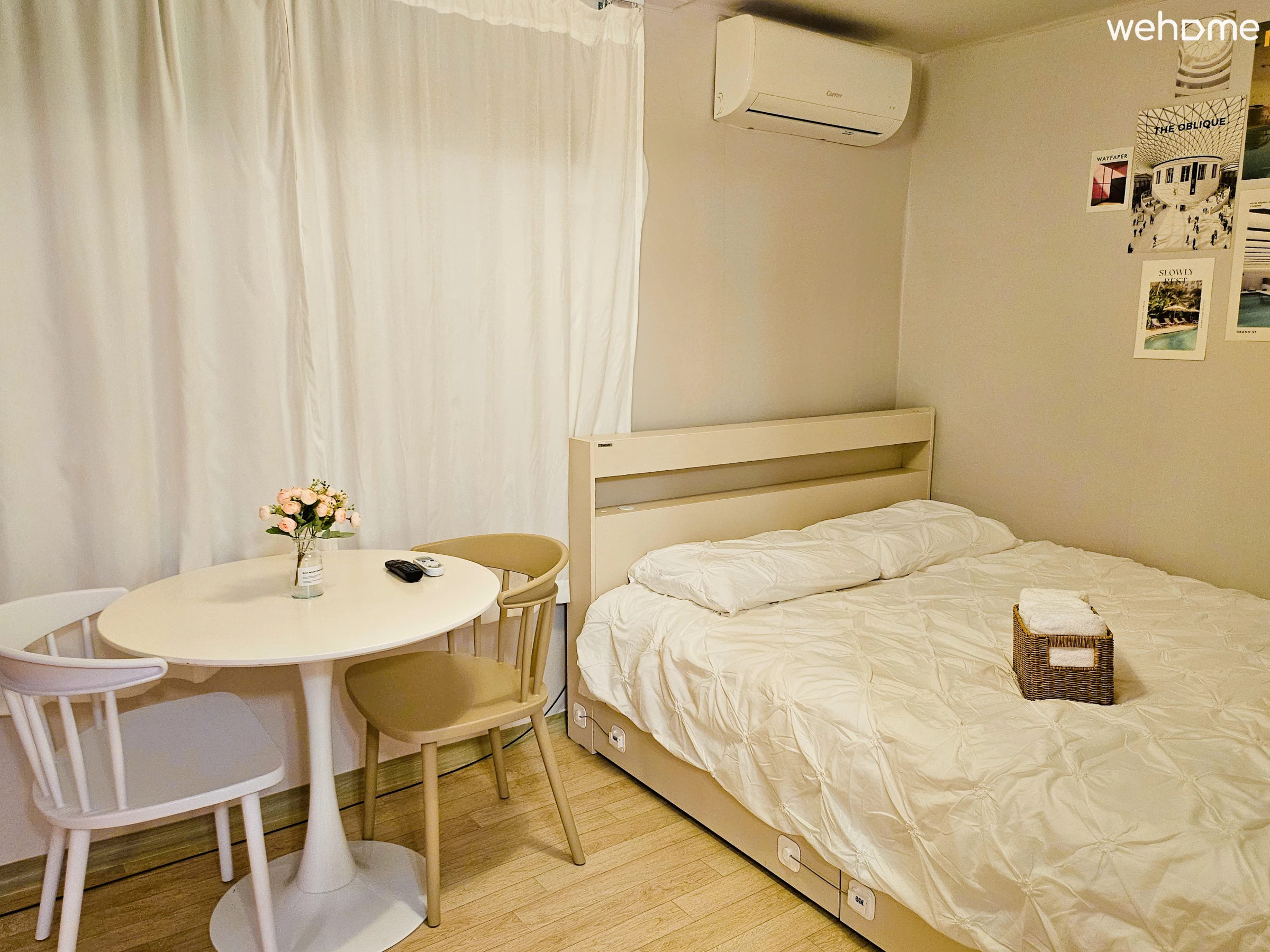 업무를 보거나 친구들과 밥을 먹거나, 술을 마실 수 있는 테이블이 준비되어있습니다~ 의자도 4인까지 앉을 수 있도록 넉넉하게 준비되어있습니다!