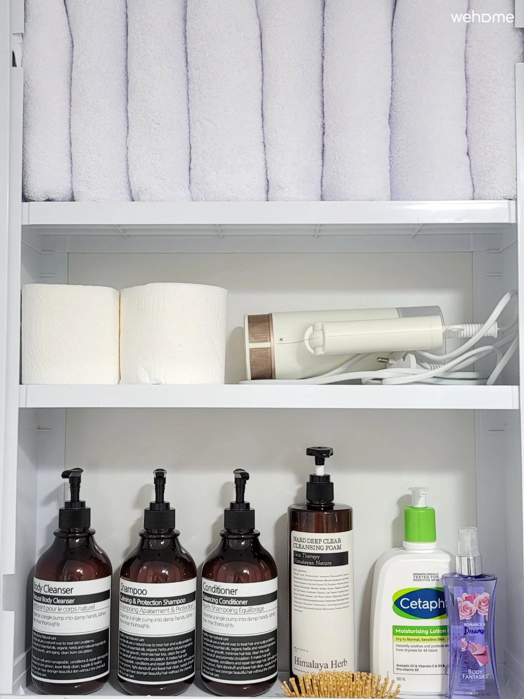 수건을 인원수에 맞게 넉넉하게 제공합니다. 그리고, 샴푸, 컨디셔너, 샤워젤을 구비하고 있습니다.