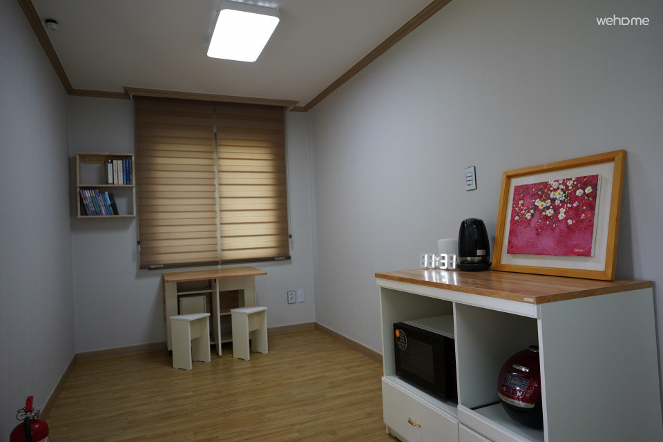 Dongsam Gamjigil House / Quiet resting place
