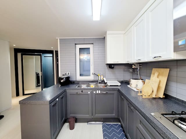 Rio H / Entire 2nd floor unit / 3 minutes from Gwangan Station / 10 minutes from Gwangalli / For 2 or more guests / Free parking