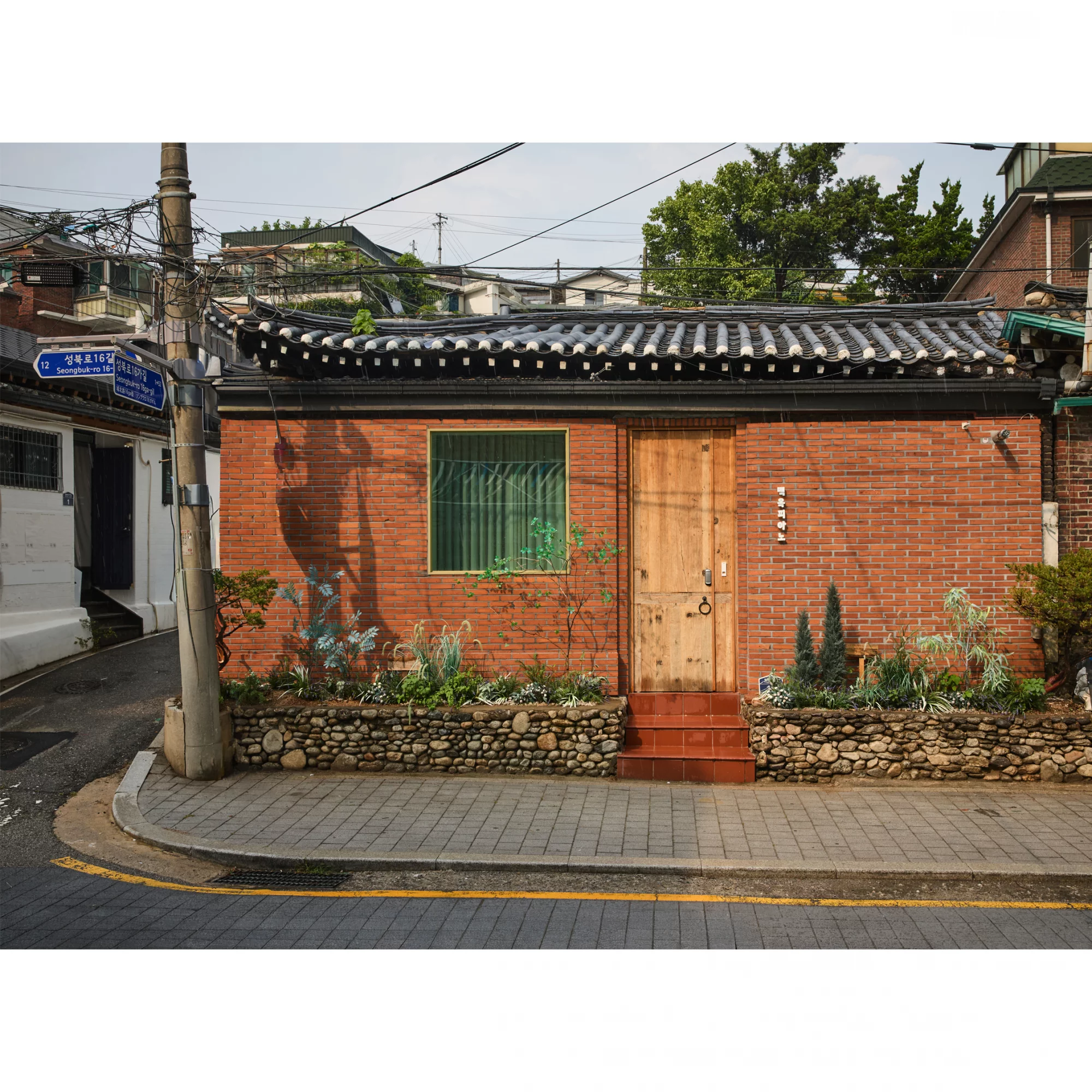 60-year-old Seongbuk-dong piano lesson studio's tradition and charming small detached house renovated from hanok architecture + large outdoor jacuzzi