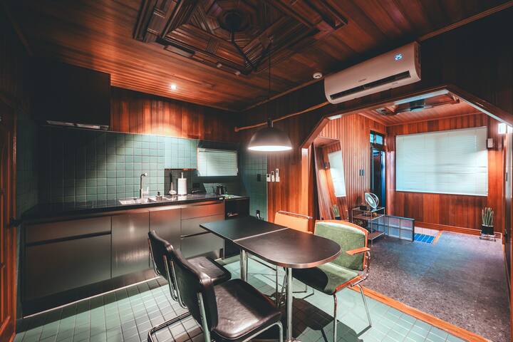 [Chungking Mansion Busan] Design House•Private Accommodation•Cozy House•5 minutes from Jeonpo Station•Projector•Netflix•Aesthetic Accommodation