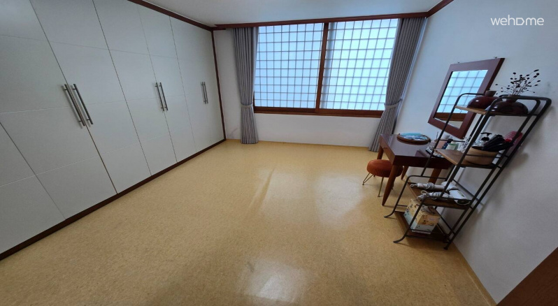  편안하게 머물 수 있는 파우더룸 & 온돌룸 공간

넓은 창으로 아침 햇살이 부드럽게 들어오는 아늑한 공간이에요.
감각적인 우드톤 가구와 따뜻한 조명이 어우러져 하루를 기분 좋게 시작할 수 있습니다.

필요시 온돌방으로도 사용 가능하며, 인원수에 맞춰 깨끗한 침구류가 준비됩니다.
헤어드라이어와 다양한 어메니티가 구비되어 있어 여행 중에도 집처럼 편안하게 이용하실 수 있어요.