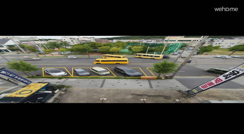  주차 안내
숙소 앞 도로변에 무료 주차 공간이 있습니다.
사진 속 노란색 박스 구역처럼 건물 바로 앞 인도 옆에 주차하시면 됩니다.
만약 자리가 없을 경우, 도로 반대편 동일한 구역에도 주차 가능합니다.