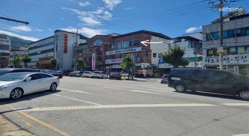 건물 보도블럭 바로 앞에 사선으로 
주차 가능하세요. 
(첨부 사진 건물 앞 주차된 차량들 참고 부탁드립니다) 
*복합 상가 임으로 진입로 입구쪽만 
피해서 주차 해주시면 되세요.

-------------------------------(예시, 사람 다니는 인도)

======[상가 입구]=====(예시, 보도블럭)

[\] [\] [\] (입구주차X) [\] [\] [\] [\] 
(예시, 차량 주차 가능 구역 [\])