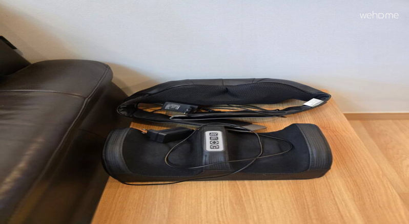 저희 숙소를 찾아주신 손님께 감사의 마음을 담아
작은 서비스를 준비했습니다.

 건강 어깨 & 발 마사지,
콘센트를 연결한 후 전원 버튼을 누르시면 작동합니다.
이용을 마친 후에는 전원 코드를 뽑아 제자리에 정리해 주시면 감사하겠습니다.