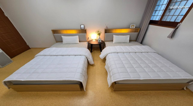  포근하고 따뜻한 투베드룸
편안한 휴식을 위해 준비된 아늑한 침실이에요.
두 개의 싱글 침대가 나란히 놓여 있어 가족, 친구, 동료와 함께 머물기에 안성맞춤입니다.
부드러운 조명과 포근한 이불이 하루의 피로를 녹여주고, 창가로 들어오는 햇살이 아침을 상쾌하게 맞이하게 해줍니다.
쾌적한 공기를 유지해주는 청정 시스템이 마련되어 있어 언제나 상큼하고 깨끗한 공간에서 머무실 수 있습니다. ✨