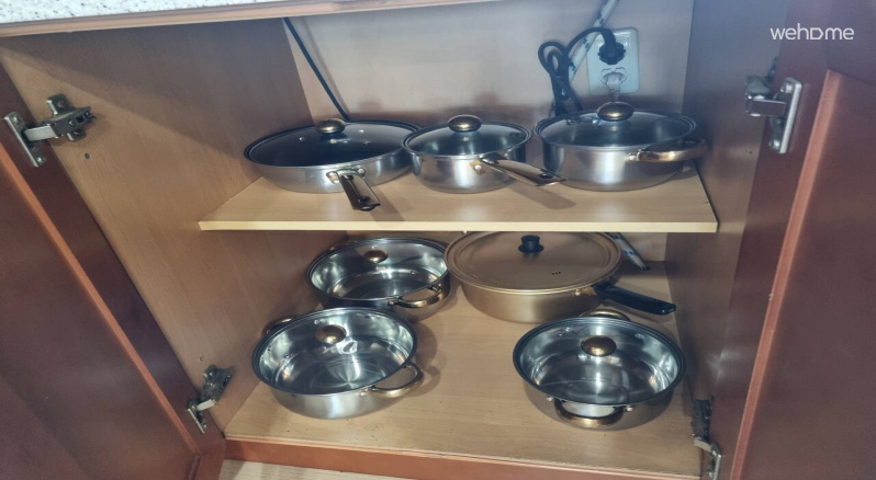 주방 가스레인지 밑 냄비 보관이 되어 있습니다.