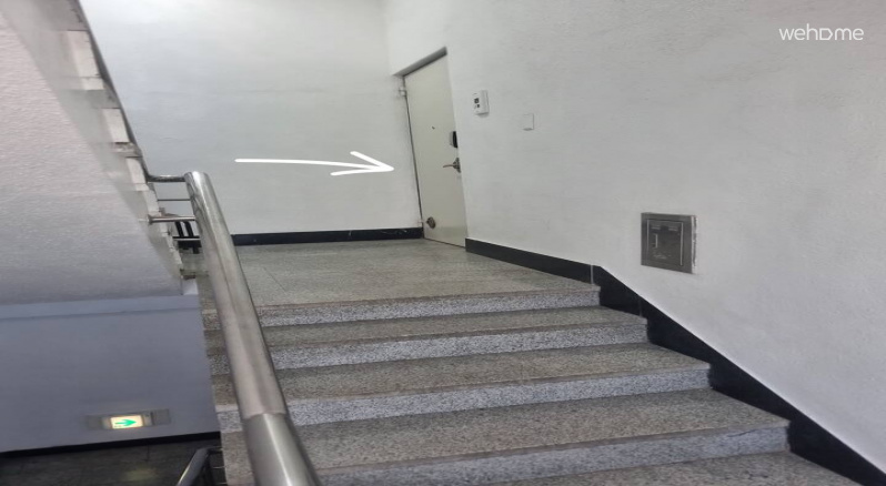 건물 3층 301호, 오른쪽 ➡️  현관 입니다.