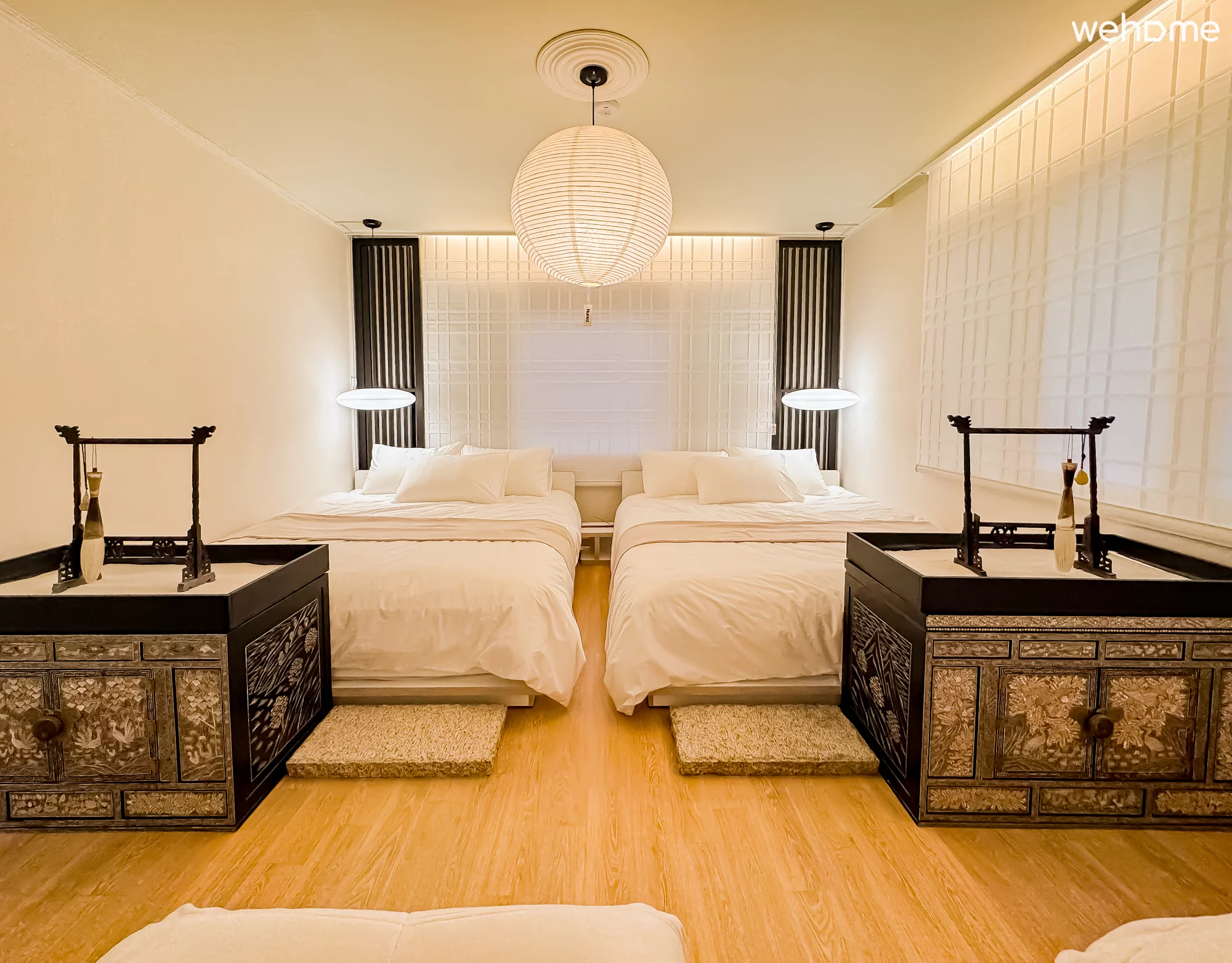 Free parking available / 10 minutes walk from Noksapyeong Station / 8 minutes walk from Itaewon Stat