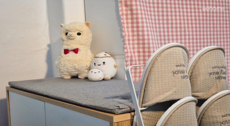 현관은 앉아서 신을 수 있는 신발장, 편안한 실내화가 준비되어 있습니다.
 