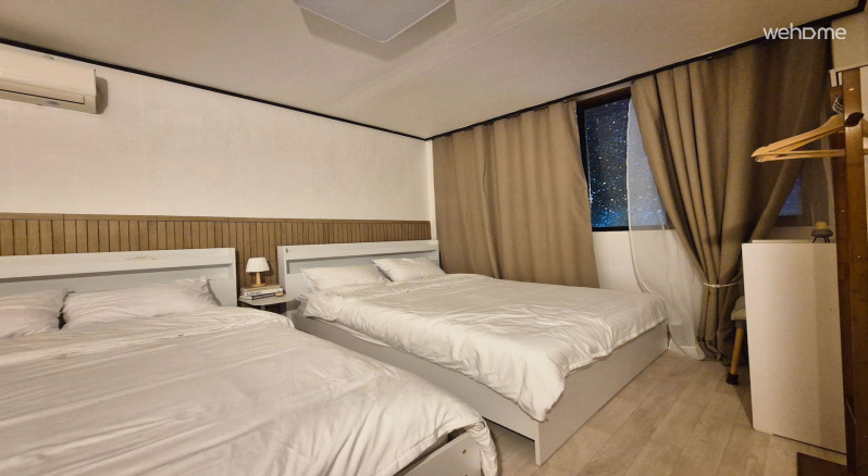 퀸 사이즈 침대2개,  화장대, 옷걸이, 암막커튼, 드라이기, 고데기, 충전기가 준비되어 있습니다. 