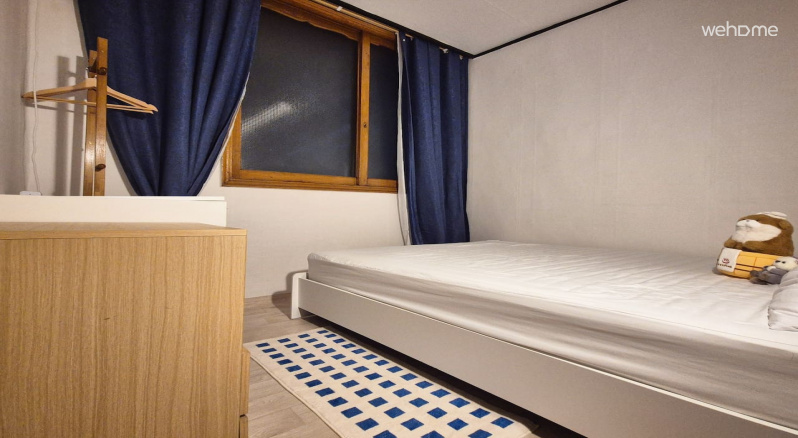 퀸 사이즈 침대1개, 에어컨, 화장대, 드라이기, 고데기, 스팀다리미, 옷걸이, 협탁, 암막커튼,이 준비되어 있습니다. 