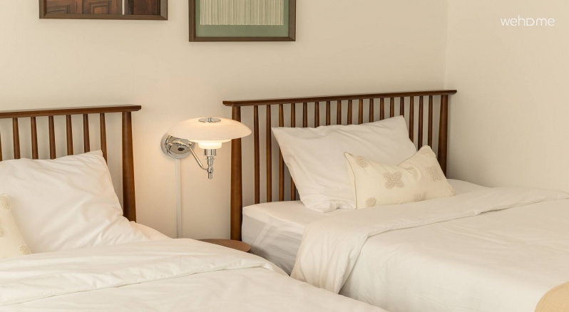 은은한 조명으로 나란히 배치된 침대입니다. 함께 있어도 서로 편안함을 느낄 수 있는 침실입니다It is a bed arranged side by side in subtle lighting. It is a bedroom where you can feel comfortable with each other even if you stay together.