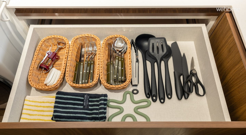 수저와 기본 조리도구가 깔끔하게 준비되어 있어 간단한 식사나 요리를 편하게 하실 수 있습니다. 실용적인 구성으로 갖추어 두었습니다.Spoons and basic cooking utensils are neatly prepared for easy dining or cooking. It has a practical configuration.