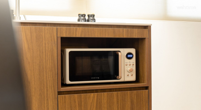 부드러운 컬러와 둥근 디자인의 전자레인지가 주방에 있어 간단하게 요리를 데워 드실수 있습니다. There is a soft color and round design microwave in the kitchen, so you can simply heat up the dish.