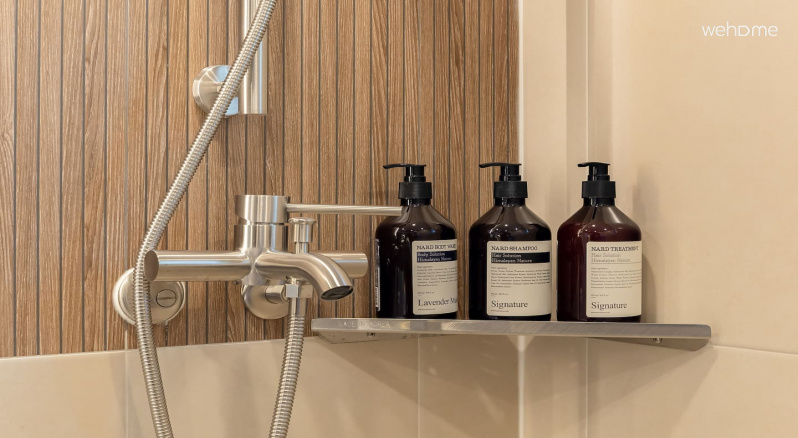 바디워시, 샴푸, 트리트먼트가 준비되어 있어 머무는 동안 편리하게 사용하실 수 있습니다.Body wash, shampoo, and treatment are available for convenient use during your stay.