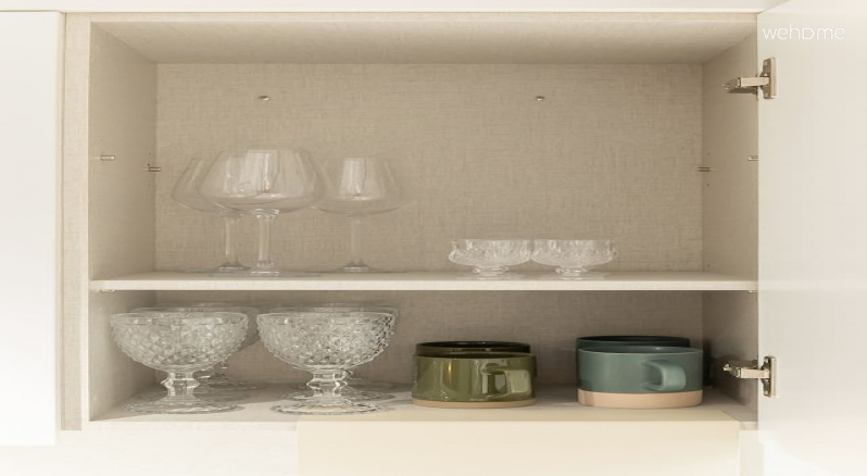 
그린톤의 머그컵과 와인잔이 공간에 은은한 컬러 포인트가 되어줍니다.Green-toned mugs and wine glasses serve as subtle color points in the space.