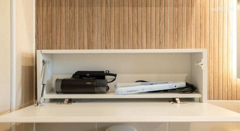 드라이기와 고데기가 함께 준비되어 있어 머무는 동안 간편하게 헤어 스타일링이 가능합니다.It comes with a dryer and a curling iron for easy hair styling during your stay.