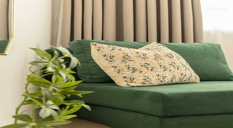 부드러운 천으로 만든 초록색 소파에서 쉬거나 책을 읽기에 아주 좋습니다. is great for resting or reading books on a green sofa made of soft cloth.