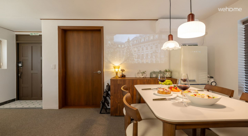 문을 열고 들어서면 아늑한 다이닝 공간이 한눈에 들어옵니다.편안한 휴식을 예고하는 공간입니다.When you enter the door, you can see the cozy dining area at a glance. It is a space that heralds a comfortable rest.