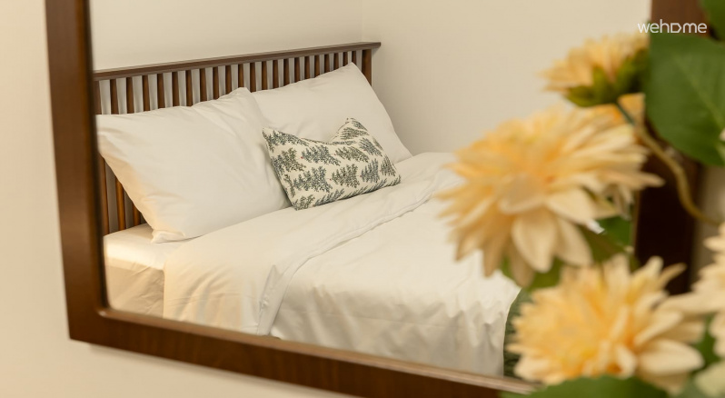 깨끗한 흰색 침구가 있는 방에 머물면서 기분을 편안하게 하세요. some time to relax your mood while staying in a room with clean white bedding.