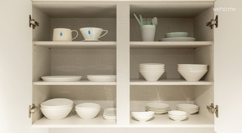 부드러운 화이트 컬러의 식기들이 공간에 단정하게 정리되어 있습니다Soft white cutlery is neatly arranged in the space.