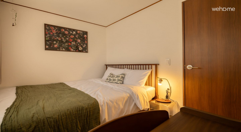 조명이 은은하게 빛나며 공긴에 따뜻하고 클래식한 분위기를 더해줍니다. 하루를 조용히 마무리하기 좋은 공간입니다.The lights shine subtly and add a warm and classic atmosphere. It's a great place to end your day quietly.