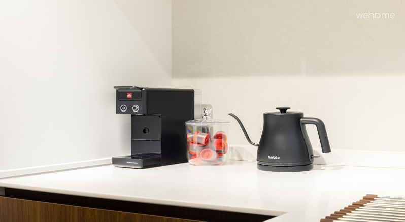 커피 캡슐이 준비되어 있어 따뜻한 커피 한잔 드실수 있습니다.Coffee capsules are available so you can have a cup of warm coffee.