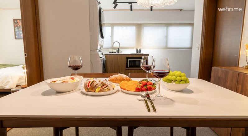 햇살이 부드럽게 들어오는 주방 창과 다이닝 식탁이 어우러진 공간입니다.
자연광이 공간을 환하게 밝혀 식사하는 동안  기분 좋아요.
