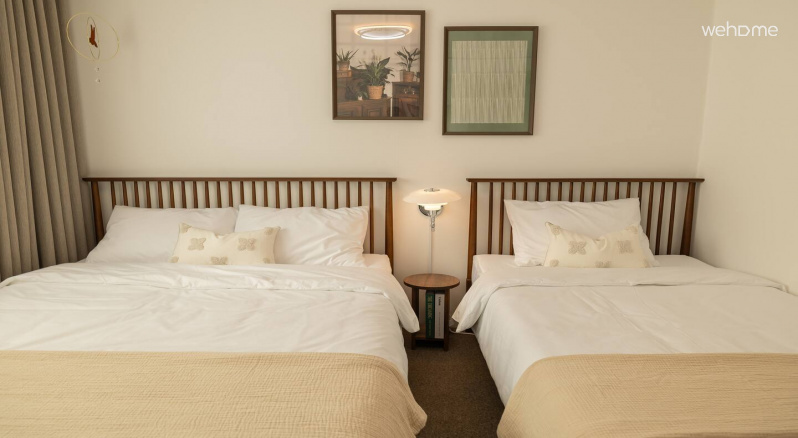 퀸사이즈 침대와 SS침대가 있는 룸 1은 숙면은 물론, 소중한 사람들과 담소를 나누기에도 좋습니다. 여유롭고 편안한 시간을 보내세요. Room 1, with a queen-sized bed and an SS bed, is great for a good night's sleep and conversation with loved ones. Have a comfortable and comfortable time.