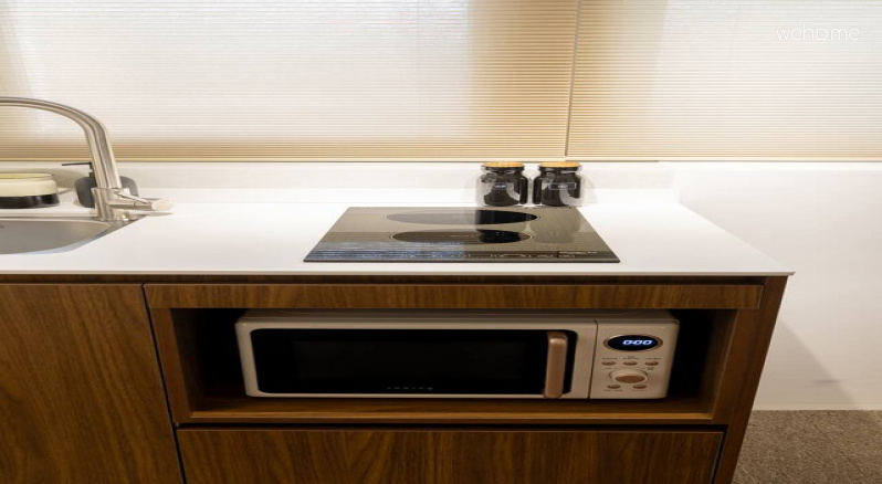 심플한 디자인의 인덕션이 주방 공간에 자연스럽게 어우러져 있습니다. 안전하고 편리하게 사용할 수 있어 간단한 요리를 즐기기에 좋습니다The simple design induction blends naturally with the kitchen space. It can be used safely and conveniently, making it great for enjoying simple dishes.