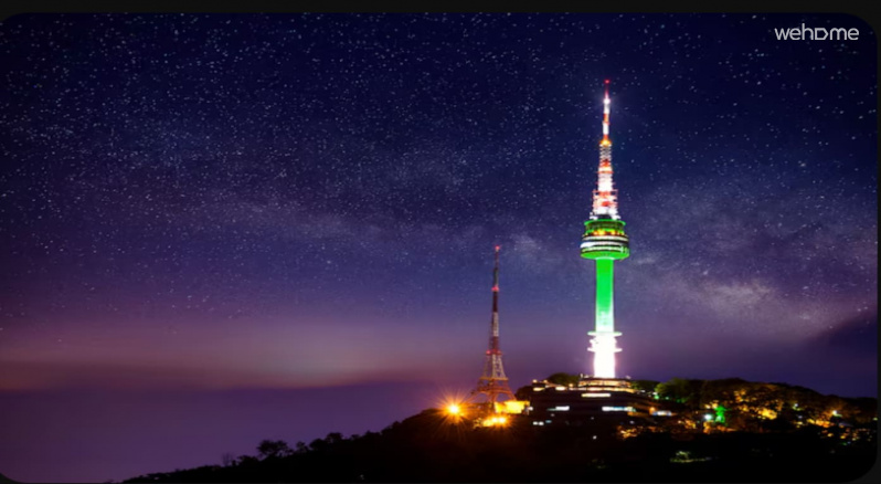 서울 한가운데 자리한 남산타워! 도심의 풍경과 자연을 즐길수 있는 서울의 대표적인 전망 명소입니다. Namsan Tower in the middle of Seoul! It is Seoul's representative tourist attraction where you can enjoy the scenery and nature of the city center. 