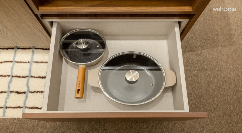 냄비 2개가 구비되어 있어 여러 요리를 동시에 하거나 용도에 맞게 나누어 사용하기 좋습니다. It is recommended to cook several dishes at the same time or divide them according to the purpose because they are equipped with two pots. 

