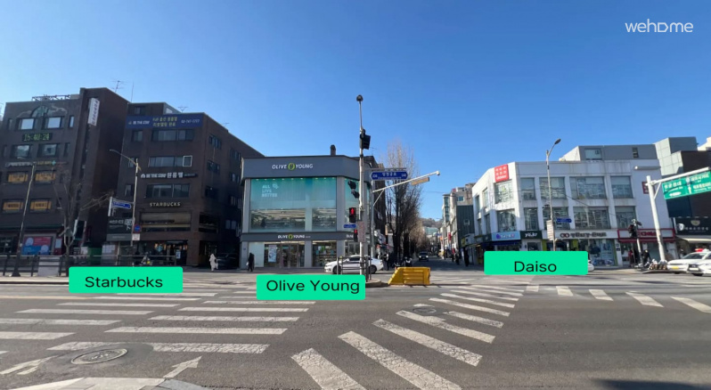 숙소에서 도보 1분거리에 스타벅스와 올리브영, 다이소가 있습니다.Starbucks, Olive Young, and Daiso are a minute's walk from the accommodation.
