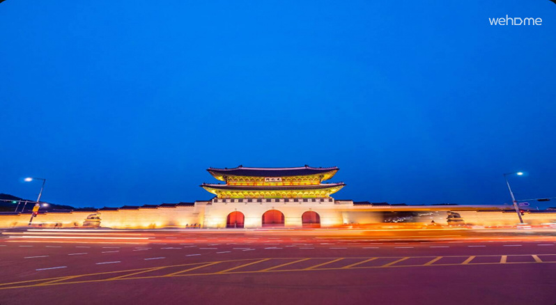 광화문은 서울의 역사와 일상이 만나는 공간입니다.Gwanghwamun is where the history and everyday life of Seoul meet.