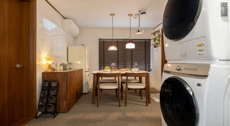 올인원 공간! 여행 중에도 일상처럼 편안하게 지낼 수 있는 공간입니다. 휴식, 식사, 생활이 한 공간에서 자연스럽게 이어지는 실용적인 구조입니다.