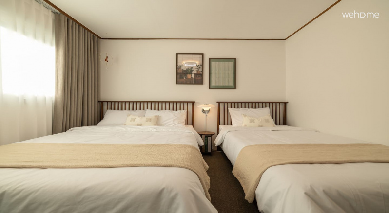 창문 커튼은 침실에 더 아늑하고 편안한 분위기를 조성합니다. Window curtains create a cosier and more comfortable atmosphere in the bedroom.