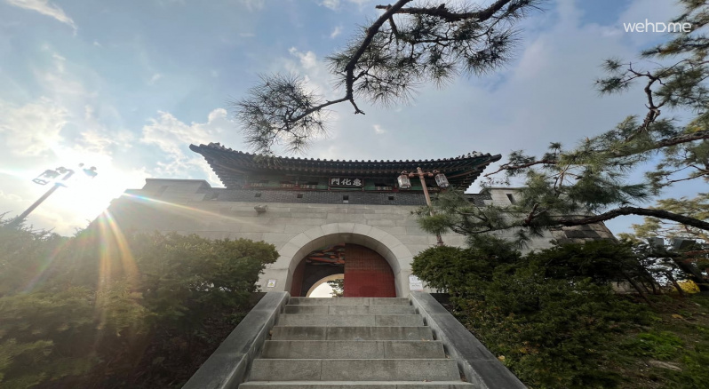 종로구 혜화동을 걷다보면 아담하면서도 단아한 모습의 성문을 만날수 있습니다. 조선시대 한양 도성의 동북쪽 관문이었던 '혜화문'입니다. 