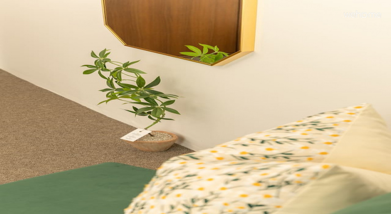 작은 노란색 꽃무늬가 있는 쿠션이 따뜻함을 느낍니다.The cushion with a small yellow flower pattern feels warm.