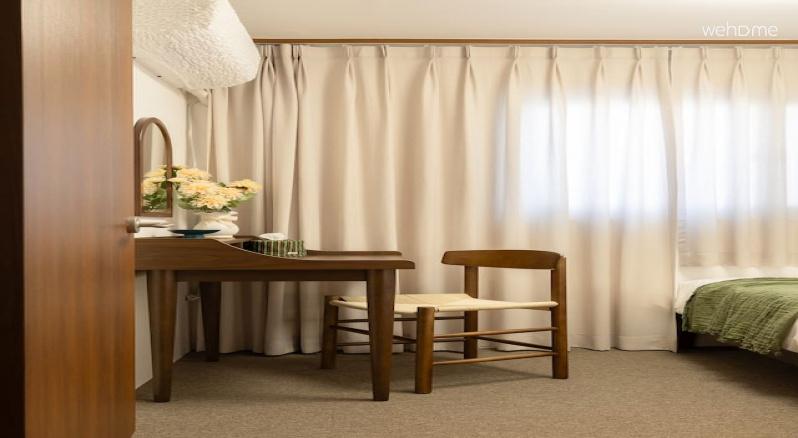 깊은 색감의 월넛 책상과 거울이 공간에 안정감을 더하고, 그 위에 놓인 화병이 부드러운 포인트가 되어줍니다. 기분좋게 이용할 수 있는 공간입니다.Deeply colored walnut desks and mirrors add stability to the space, and the vase on top of it becomes a soft point. It's a pleasant space to use.