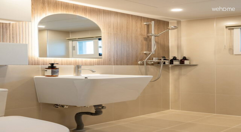 세면대와 샤워기가 깔끔하게 정리된 욕실로, 머무는 동안 편안하게 사용할 수 있는 위생적인 공간입니다.It's a clean bathroom with a sink and shower, and it's a hygienic space to use comfortably during your stay.