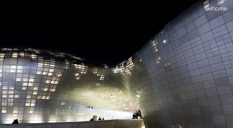 동대문 디자인 플라자 (DDP)는 서울의 대표적인 랜드마크로 낮에는 독특한 건축미를 감상하기 좋고, 밤에는 조명이 더해져 산책과 사진 촬영하기 좋은 곳입니다.