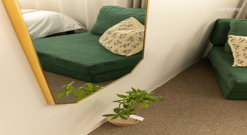 큰 전신 거울이 있어서 침실이 더 넓고 밝아 보이며, 준비하기에 편리한 공간입니다. With a large full-length mirror, the bedroom looks wider and brighter, and it's a convenient space to prepare.