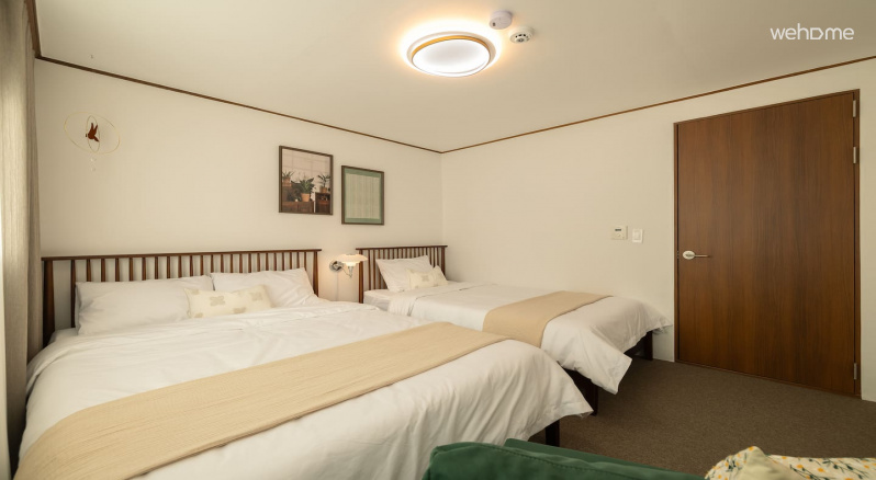 이 침실은 머무는 동안 집처럼 편안하게 지낼 수 있도록 준비했습니다.This bedroom is designed to make you feel as comfortable as your home during your stay.