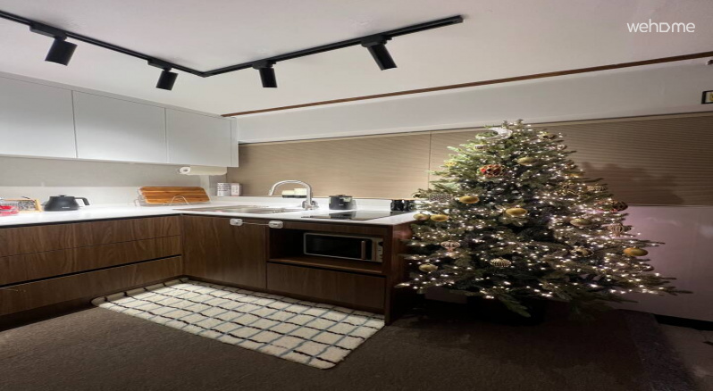 밤에는 주방의 나무 조명이 은은하게 빛나며 더 아늑하고 따뜻한 분위기를 연출합니다At night, the tree lighting in the kitchen glows subtly, creating a cosier and warmer atmosphere.