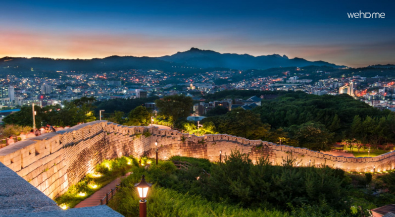 낙산공원은 서울의 성곽길을 따라 조성된 공원입니다. 도심속에서 가장 아름다운 전망과 산책로를 만날수 있는 곳입니다. 숙소에서 도보로 30분정도 걸립니다. 