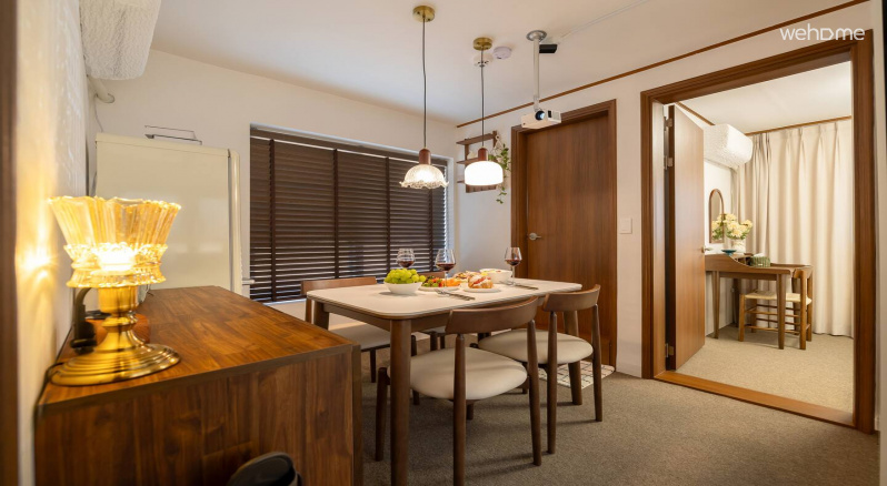 은은한 조명이 공간을 포근하게 감싸줍니다. 조용한 휴식을 즐기기에도, 함께 여행 온 사람과 도란도란 이야기 나누기에도 잘 어울리는 따뜻한 공간이에요Subtle lighting gently wraps around the space. It's a warm space that's good for enjoying a quiet rest or talking with people who came on a trip together.