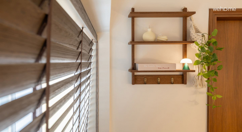 월넛 블라인드의 차분한 톤과 선반 위 아기자기한 조명, 오브제가 어우러져 공간에 따뜻한 깊이감을 더합니다.The calm tone of the walnut blind, the cute lighting on the shelf and the object are combined to add a warm depth to the space.